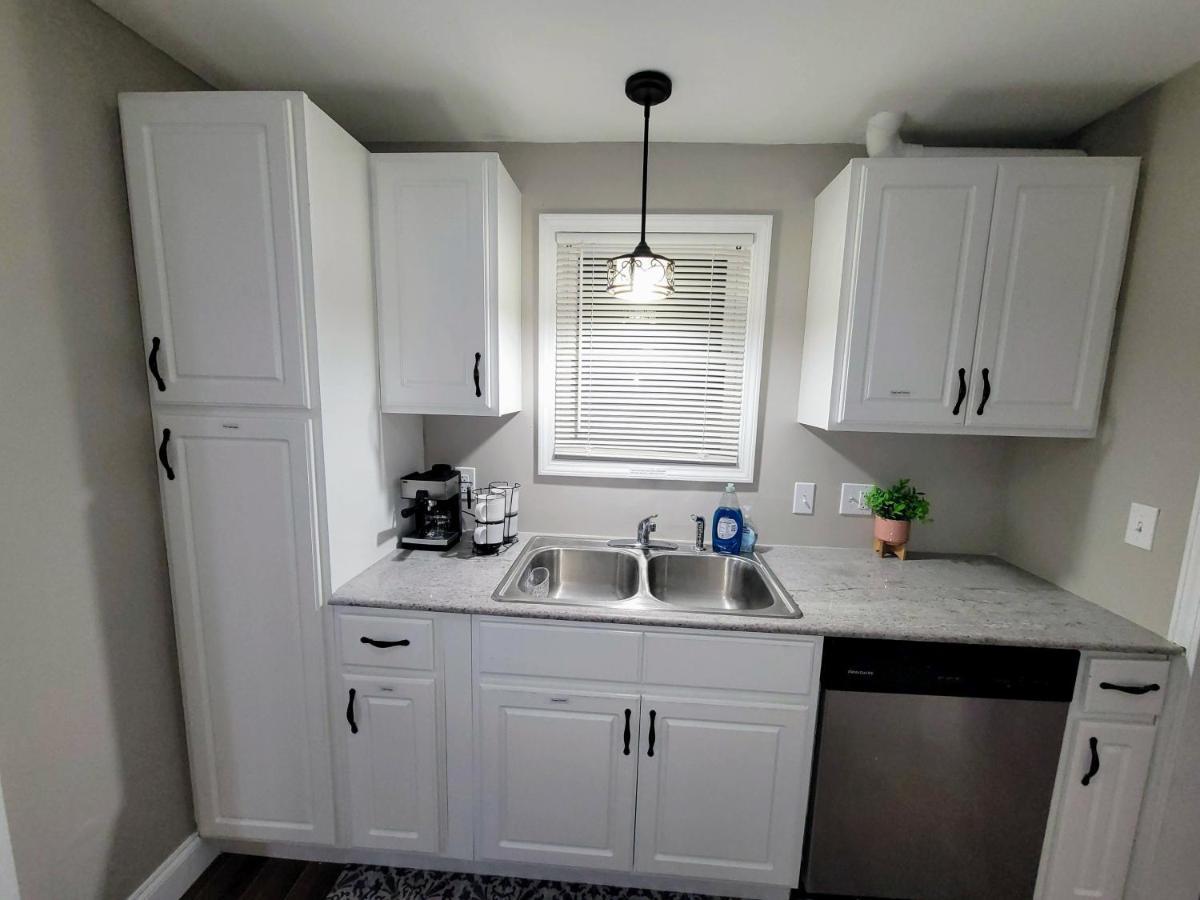 Apartment With Brand New Furniture And Large Parking West Seneca Esterno foto