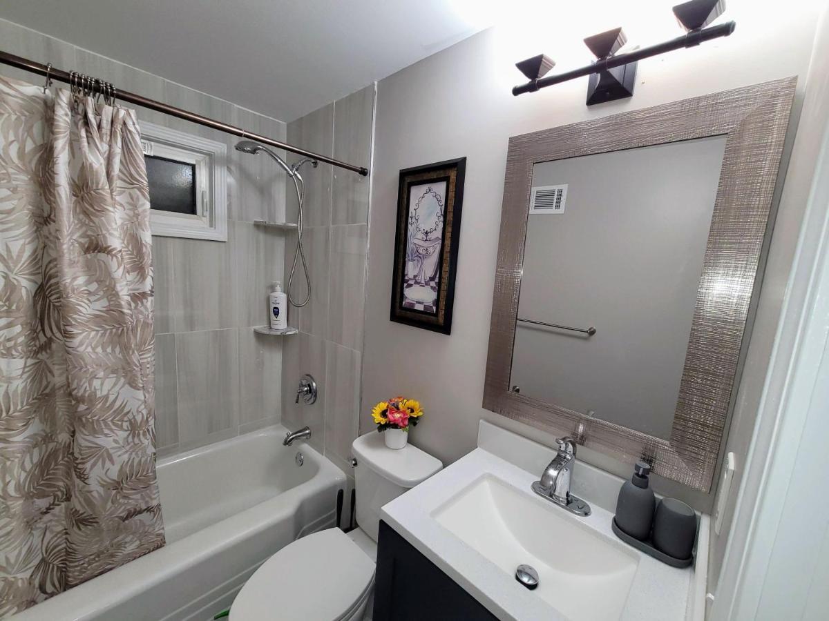 Apartment With Brand New Furniture And Large Parking West Seneca Esterno foto