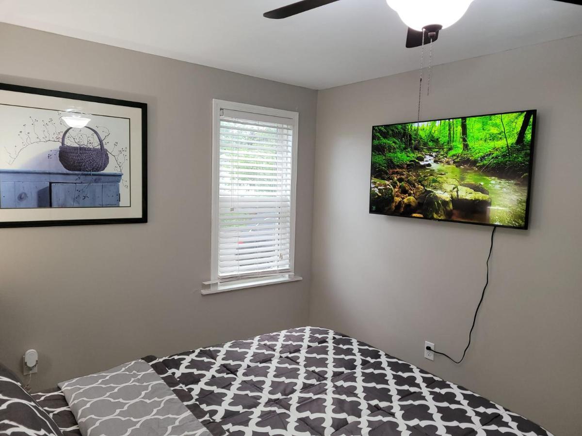 Apartment With Brand New Furniture And Large Parking West Seneca Esterno foto
