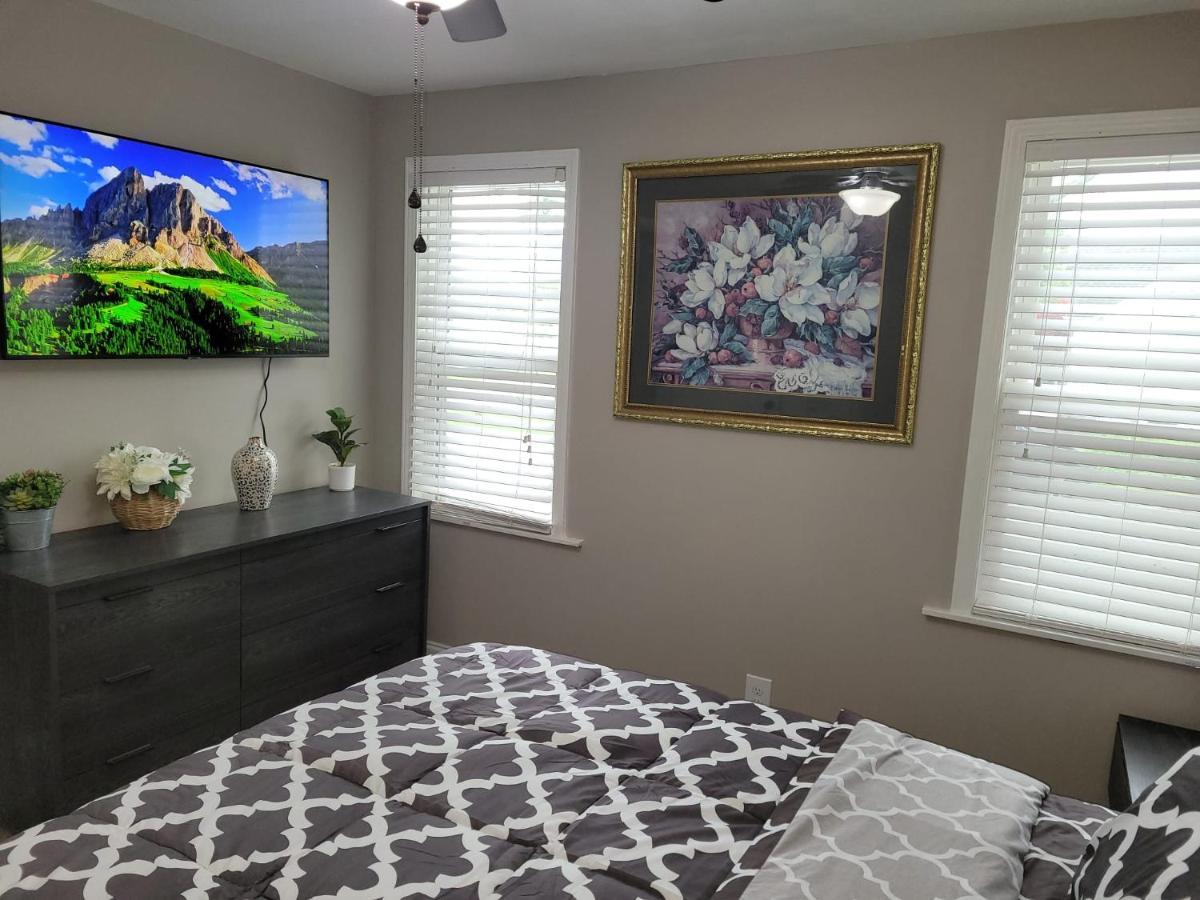 Apartment With Brand New Furniture And Large Parking West Seneca Esterno foto