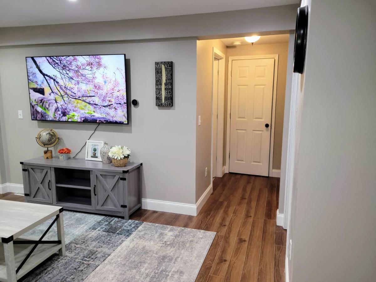 Apartment With Brand New Furniture And Large Parking West Seneca Esterno foto