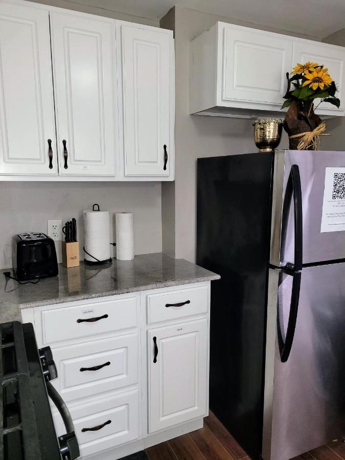 Apartment With Brand New Furniture And Large Parking West Seneca Esterno foto