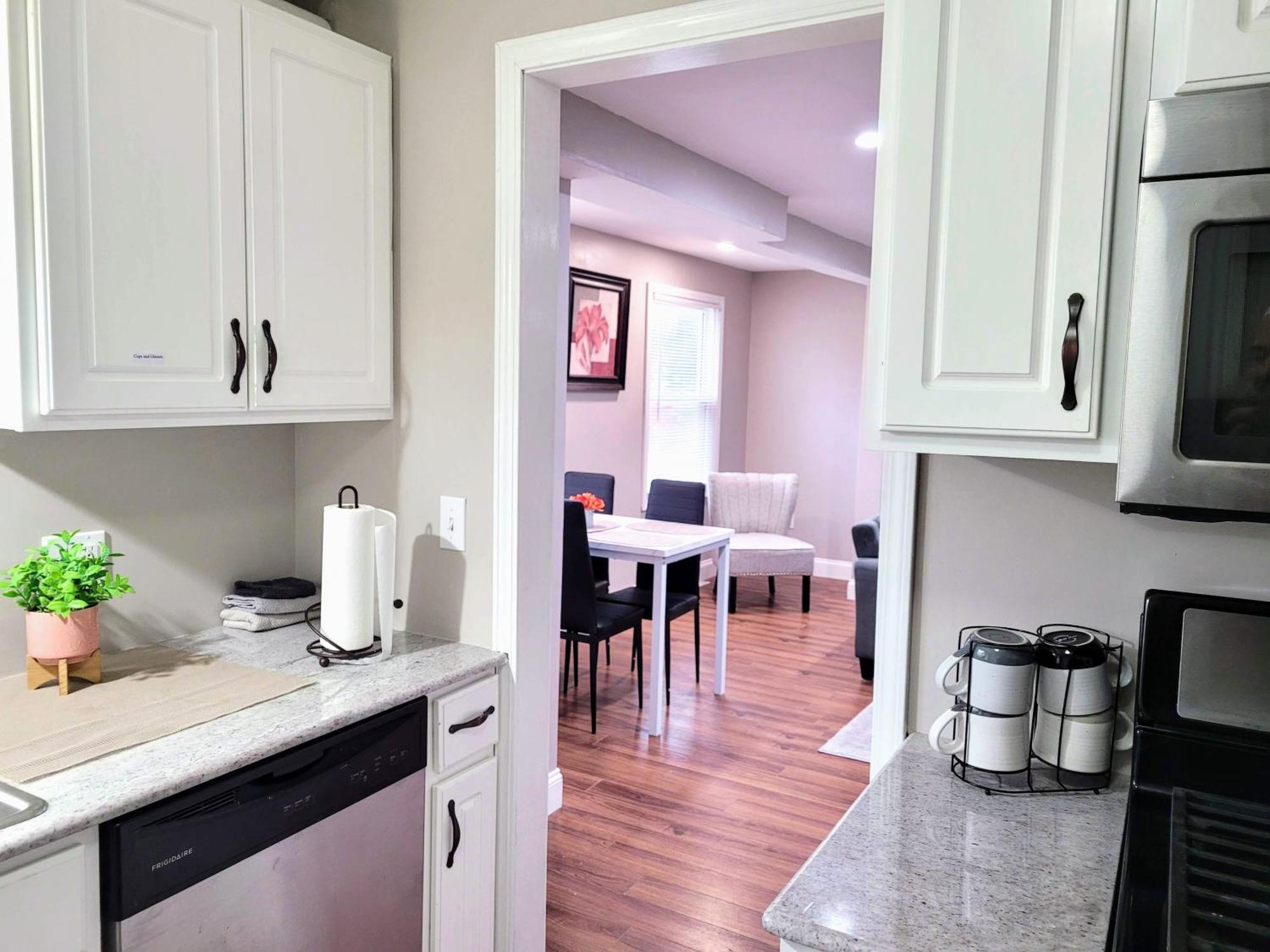 Apartment With Brand New Furniture And Large Parking West Seneca Esterno foto